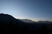 01 Sagome scure all'alba